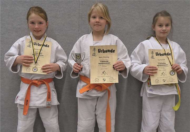 Marie Heeb (v. l.), Nele Pfennig und Ina Schild zeigen stolz ihre Urkunden. privat