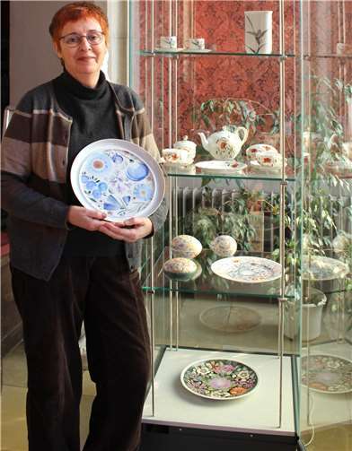 Marie Jo Gaudry-Pankowski aus Nierendorf mit feiner Blumen-Malerei.