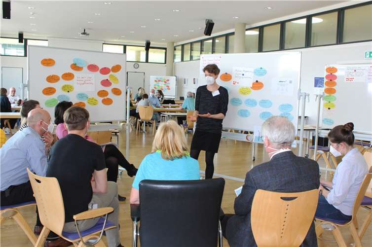 Marie-Kathrin Siemer vom Liquid Democracy aus Berlin erklärt die Beteiligungsplattform adhocracy+. Foto: Julian Häuser