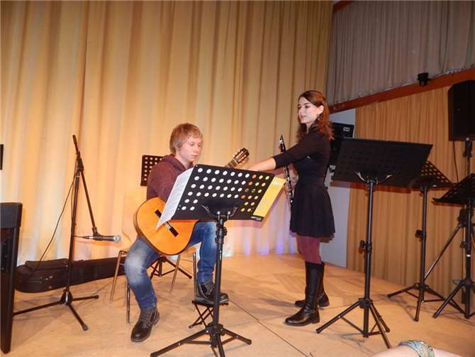 Marie Knaudt mit Klarinette und Marvin Rieke an der Gitarre rundeten den unterhaltsamen Abend als melodiöse Geschichtenerzähler ab.