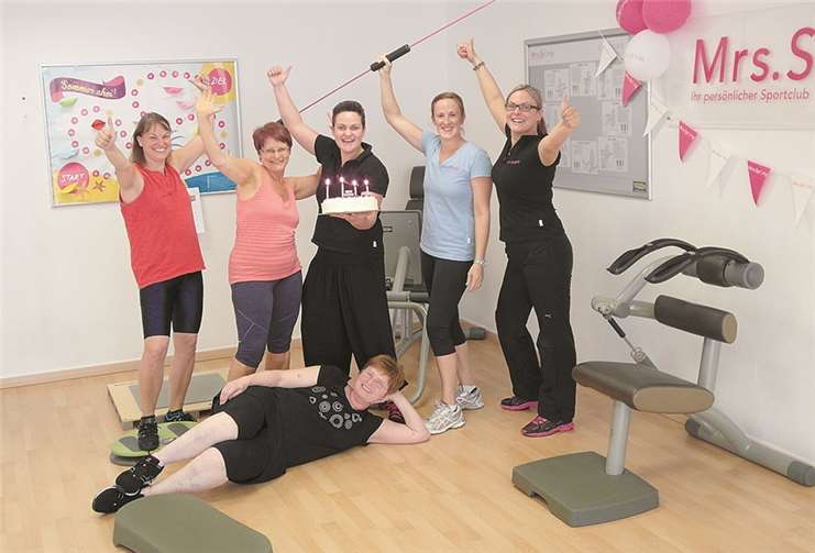 Marie-Luise Meßler (Mitte) und Anna-Friederike Meßler feiern gemeinsam mit Mitgliedern des Clubs den vierten Geburtstag von Mrs.Sporty. Privat