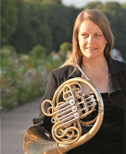 Marie-Luise Neunecker Janne Saksala mit ihrem Horn. privat