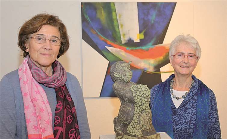 Marie-Luise Porschen (l.) und Dozentin Rita Klein präsentierten unter anderem die Skulptur „Weinteufel“.PSM