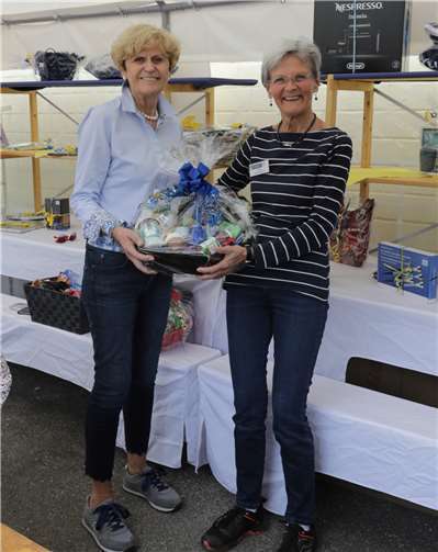 Marie-Luise Sengonca (l.) und Alheide von Wehrs engagierten sich am Stand des Lions Clubs bei der Tombola.
