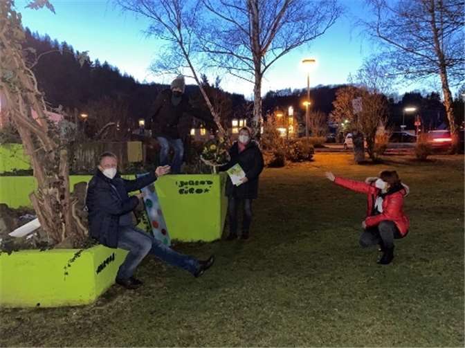 Marie-Luise Witsch bekam ein Fotoalbum mit den vergangenen Aktionen und Projekten geschenkt. Fotos: privat
