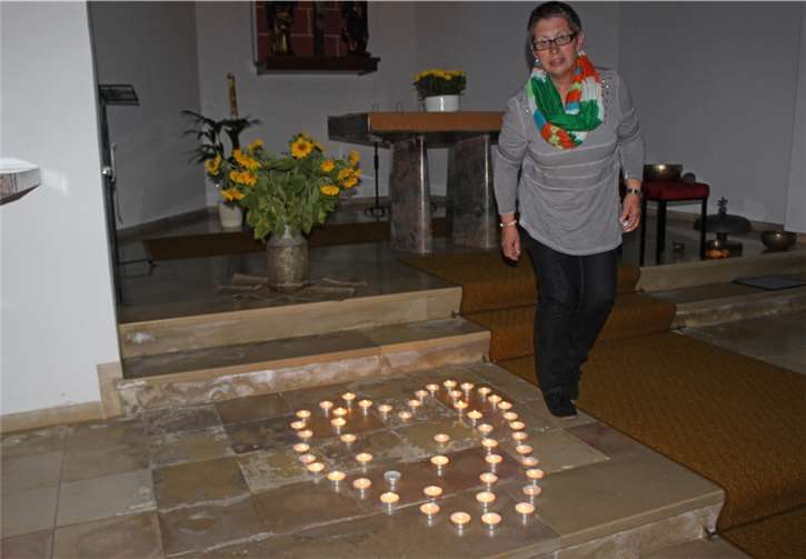 Marie Pries, Gruppenleiterin der Frauenselbsthilfe, Gruppe Koblenz, hat gerade die 49 Kerzen für die Frauen, die täglich in Deutschland an Brustkrebs sterben, angezündet. Privat