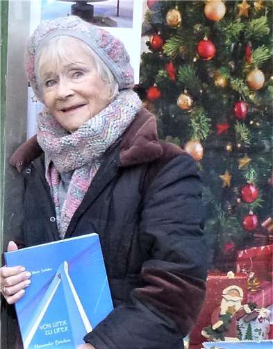 Marie Schäfer präsentiert ihren prachtvollen Bildband über Neuwieder Stege und Brücken. Foto: jüg