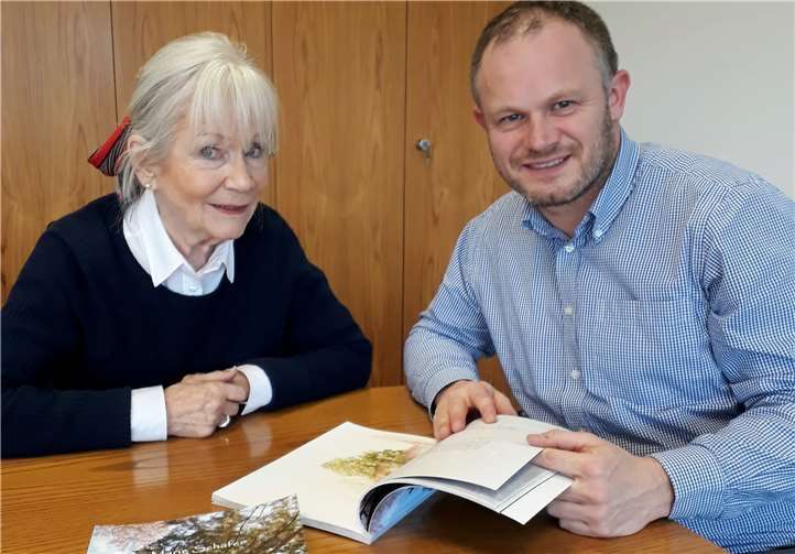Marie Schäfer stellte Jan Einig ihr neues Buch vor.