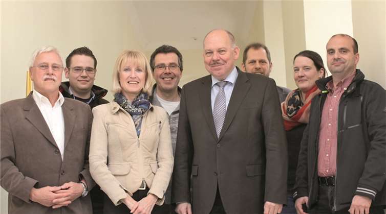 Marie-Theres Hammes-Rosenstein (3.v.l.), Rolf Papen (4.v.r.) und Wolfgang Schneider (links) möchten im Rahmen der Bahnlärm-Demo eng zusammenarbeiten. privat