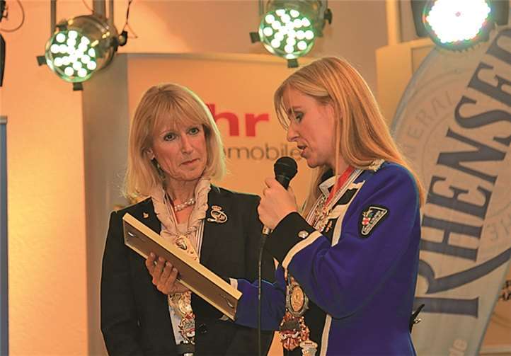 Marie-Theres Hammes-Rosenstein nimmt den Ehrenpreis aus der Hand von Claudia Probst entgegen. privat