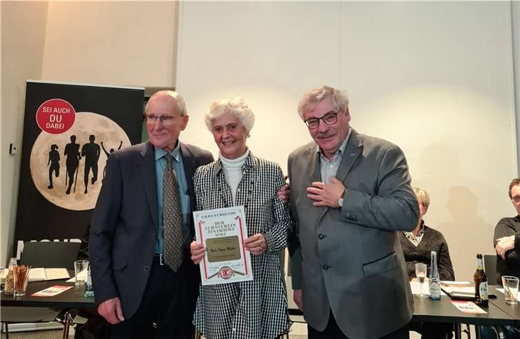 Marie Theres Müller (mi), 16 Jahre lang Kassenwartin des TV Cochem und bis heute Übungsleiterin der Dohrer Frauengruppe wurde zum Ehrenmitglied gewählt.  Quelle: TV Cochem