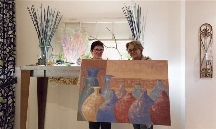 Marie-Theres Roos vom Hotel Dahl und Dr. Beatrix Wiebe vom Tumaini Waisenhaus Förderverein stellen die Bilder der Künstlerin vor.CEW