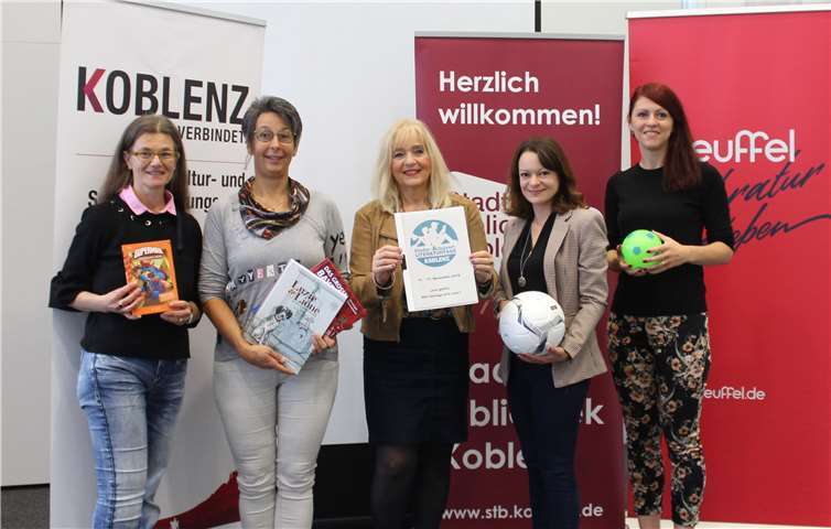 Marie-Theres Schwaab (Förderverein Lesen und Buch - v.li.), Eva Pfitzner (Leserattenservice), Dr. Margit Theis-Scholz (Kulturdezernentin), Ilka Müller (Kultur- und Schulverwaltungsamt) und Julia Löffler (Stadtbibliothek). Foto: privat