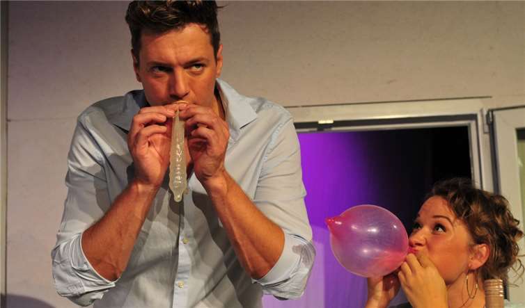 Marie animiert Christian, seinen Geburtstag mit ihr zu feiern, trotz das sie eingesperrt sind. Da sie keine Geburtstagsluftballons hat, bläst sie Kondome auf, die sie in Christians Koffer gefunden hat. Christian macht widerwillig mit.