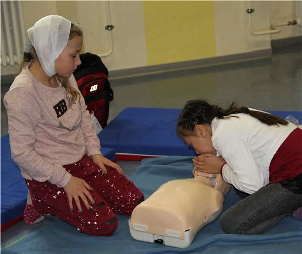 Marie und Hannah derHerz-Lungen-Wiederbelebung in der 2-Helfer Methode.