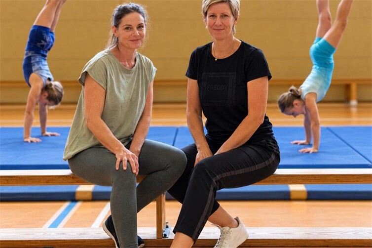 Marieke Göttlicher (r.) gratuliert Ruth Eichler (l.) zum Erwerb der DOSB-Trainer-C-Lizenz.