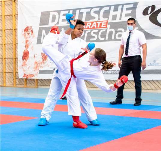 Mariel Weiler mit Fußtechnik Richtung Kopf.Quelle: KSC Puderbach