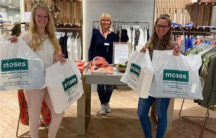 Mariella Cramer (Ahrweinkönigin, li.), Ute Mollwitz (Moses Ag – Bad Neuenahr, mi.) und Linda Trarbach (Ahrweinprinzessin, re.)Foto: privat