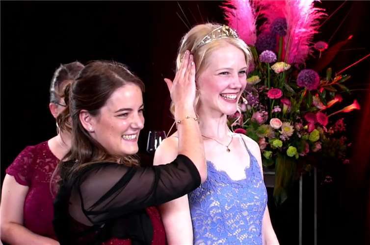 Mariella Cramer wurde von Eva Lanzerath gekrönt. Foto: DU