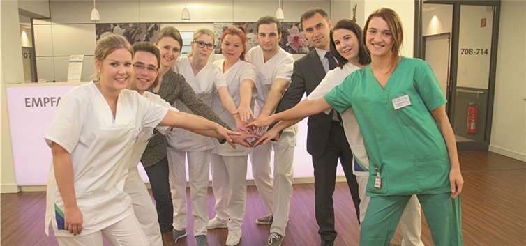 Marienhaus Klinikum investiert in die eigene Ausbildung Marienhaus Klinikum im Kreis Ahrweiler investiert in die eigene Ausbildung und übernimmt elf ehemalige Schüler der Gesundheits- und Krankenpflege.Cornelia Bachem
