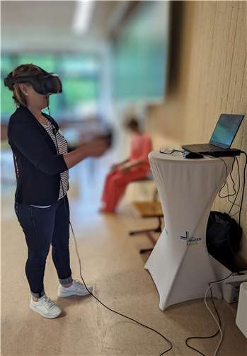 Marienhaus Seniorenzentrum St. Josef Bad Breisig hat eine VR-Brille angeschafft, und bietet seinen Auszubildenden damit virtuelle Lernmöglichkeiten an.  Foto: Jörg Warnke
