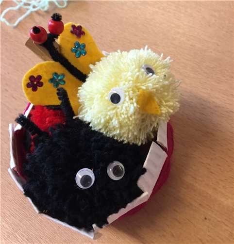 Marienkäfer und Küken aus Pompons.
