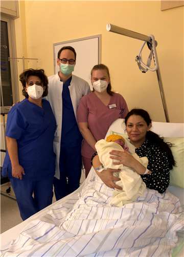 Marieta Slavcheva freut sich über ihr Neujahrsbaby. Ein Präsent und herzliche Glückwünsche zur Geburt überbrachten (von links): Hebamme Angelica Göttert, Assistenzarzt Laurens Vandebroek und Hebammenschülerin Marie Gebauer.Foto: privat