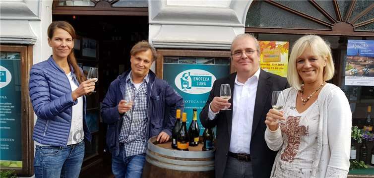 Marijana Lautenschläger, Sebastian Azar (Besitzer der Enoteca Luna in Rheinbreitbach), Bernd Seiler-Rehling und Susanne Ahrends sind zufrieden mit der Weinauswahl. privat