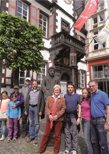 Marika Kohlhaas (4. von rechts) und die zufriedenen Teilnehmer der Stadtführung. Stadt Mayen