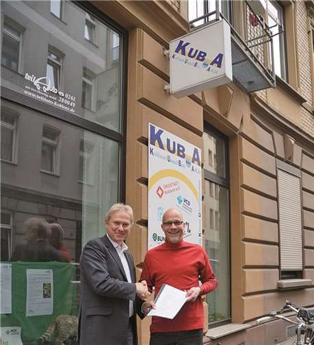 Marin Görlitz und Meyland Bruhn vor dem alten KUB.A.privat