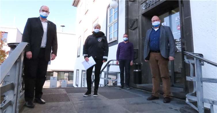 Marina Jelinski (2.v.li.) ist ab dem 1. Januar 2021 Vollzugsbeamtin der Verbandsgemeinde Adenau. Bürgermeister Guido Nisius (im Bild rechts) übergab im Beisein der Fachbereichsleiter Bernhard Jüngling (links) und Dirk Hansen (2.v.re.) das Bestellungsschreiben. Fotos: privat