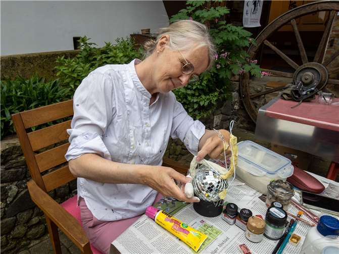 Marina Krohs-Schmiechen aus Berlin fertigte im Innenbereich des Vierkanthofs kunstvolle Skulpturen.Fotos: CEW