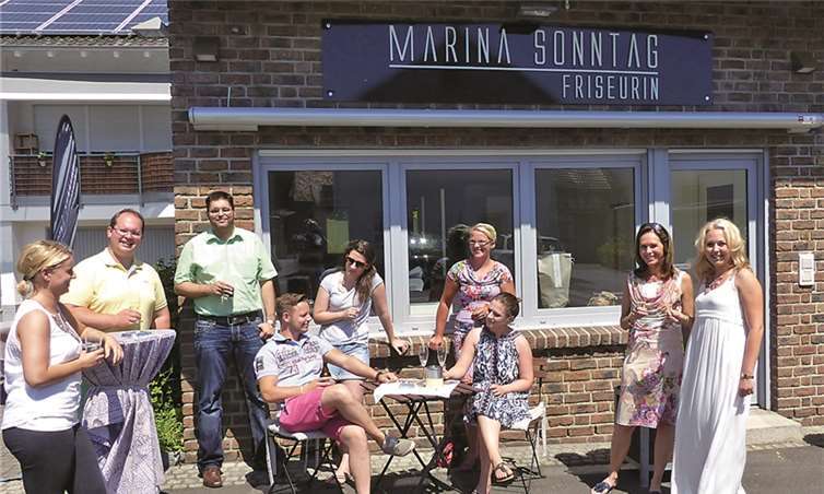 Marina Sonntag (r.) begrüßte mit Mutter Heike die Kunden und Freunde bei der Eröffnung. WM