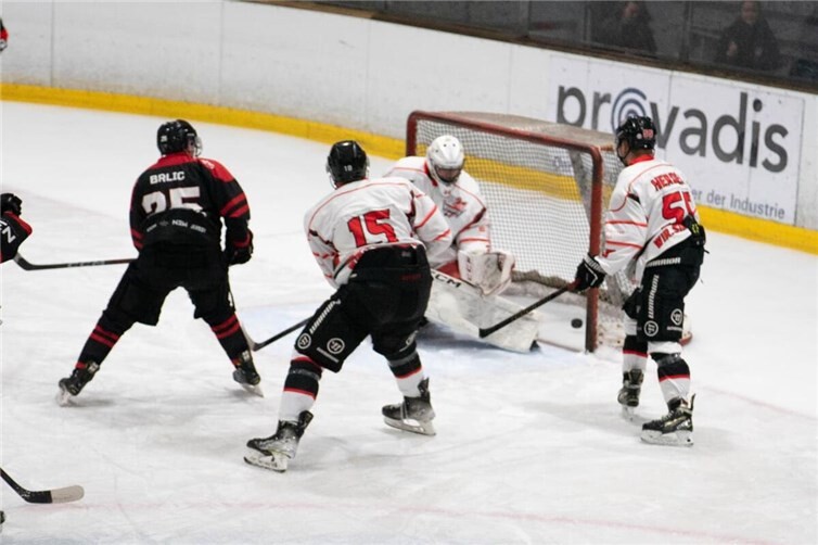Rockets dominieren: hochverdienter und souveräner Heimsieg gegen Neuss  Marino Brlic trifft gegen Neuss. Fotos: Manuel Enderich