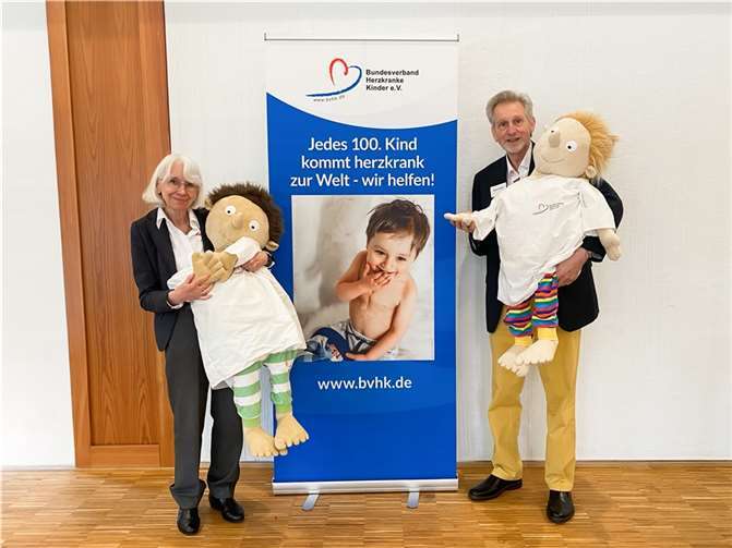 Marino Engels und seine Frau mit den Puppen Rosi und Erwin, welche vom BVHK jeweils an Herzkinder vor der Herz OP im Mutmachpaket in einer kleineren Ausführung überreicht werden.  Foto: Lea Schornstein