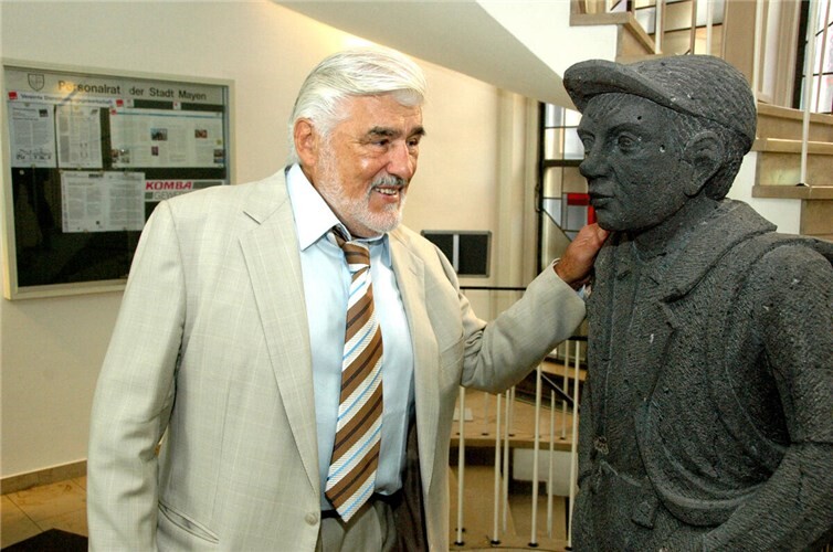Mario Adorf bei einem Besuch in Mayen, Auge in Auge mit dem Mayener Jung.