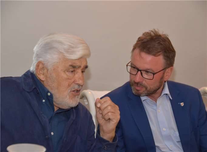 Mario Adorf im Gespräch mit Oberbürgermeister Wolfgang Treis. Jacqueline Blang/Stadt Mayen