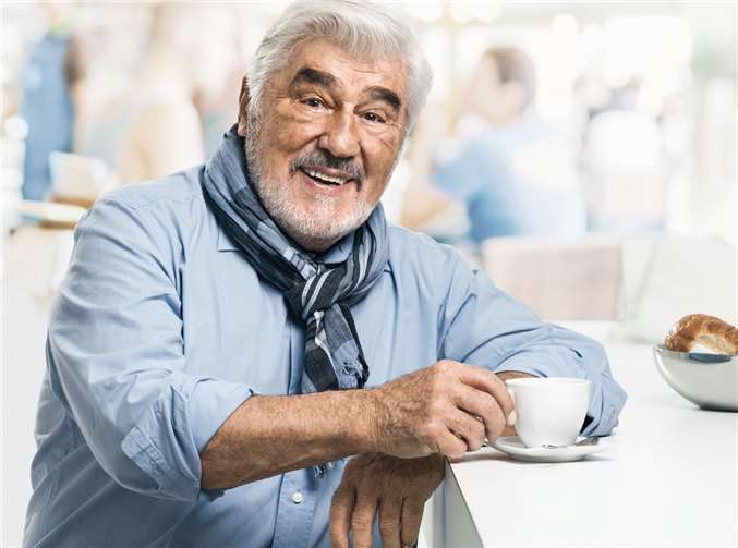 Mario Adorf ist mit der Hörgeräte-Technologie von Widex sehr zufrieden. privat