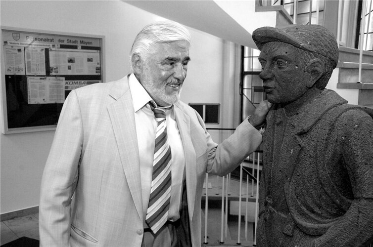 Mario Adorf mit dem „Mayener Jung“.