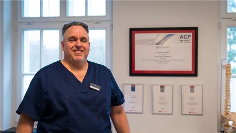 Mario Emmanouilidis ist Arthroseexperte und ergänzt das MEDICUM-Team.