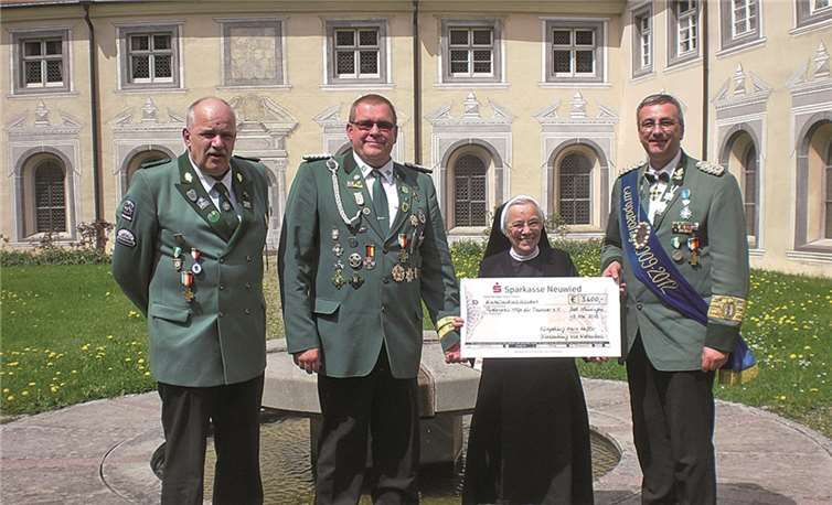 Mario Geißler, Uwe Walkenbach und Rolf Völz bei de Scheckübergabe an Schwester Itta in Wald.privat