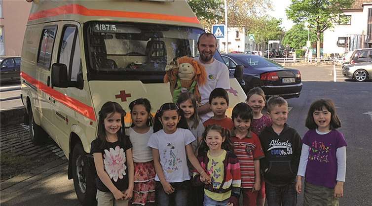 Mario Lenartz und Puppe Paula zeigten den Vorschulkindern, wie man Erste Hilfe leistet.privat