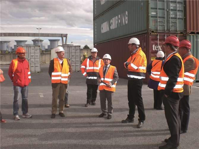 Mario Neuneier (Mitte rechts) erklärt Stephan Wefelscheid (Mitte links) die Arbeitsabläufe des Rheinhafens.  Privat
