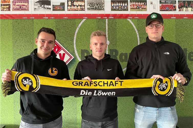 Mario Pluschke von der Sportlichen Leitung (links) begrüßt Maximilian Heintz (Mitte) und Marvin Vitten (rechts) bei der GSG.Foto: privat