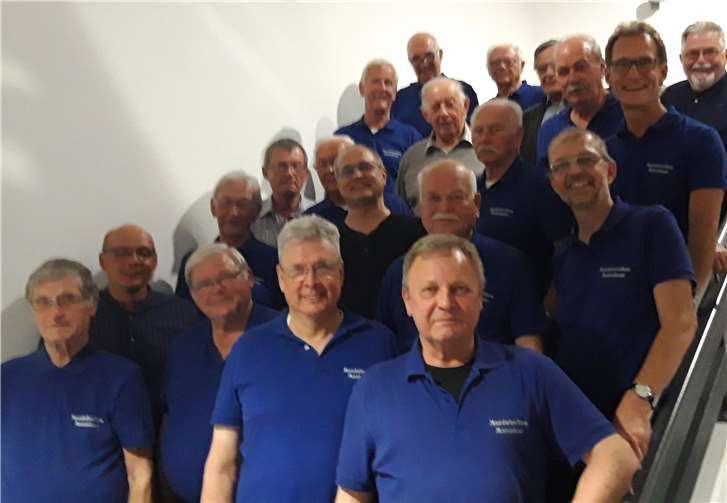 Mario Siry (dritte Reihe v.unten, zweiter v.li.), fast zwei Jahrzehnte Dirigent des MGV Mendelssohn Bartholdy 1855 eV Montabaur, zum letzten Mal im Kreise der „Mendelssöhne“, von denen einige durch Urlaub o.a. fehlten. Fotos: privat