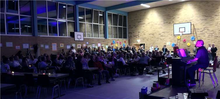 Mario Siry hat das Publikum beim „Rudelsingen“ fest im Griff.