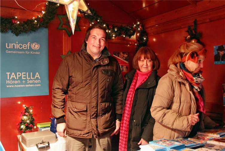 Mario Tapella (l.) von Tapella Hören + Sehen sponserte bereits im dritten Jahr die Holzhütte von UNICEF.