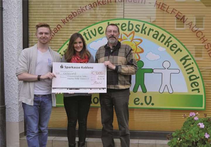 Mario Wieland und Darstellerin Jennifer Schumann überreichten den Scheck. privat