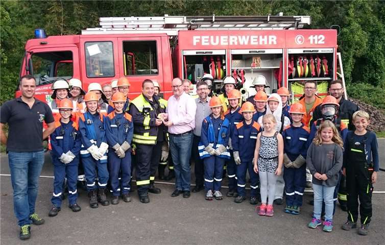 Mario Zender und Wolfgang Lambertz überreichten dem Feuerwehrnachwuchs zum Dank einen Eisgutschein. privat