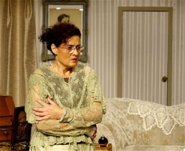 Marion Best gab als Mrs. Bella Manningham eine beeindruckende Darstellung ab.Foto: Uwe Schaar/die oase